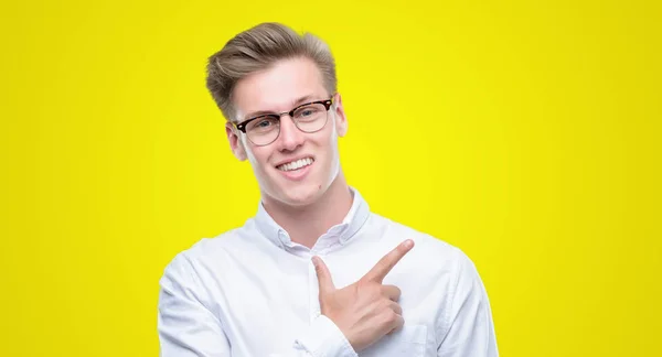 Jovem Homem Loiro Bonito Alegre Com Sorriso Rosto Apontando Com — Fotografia de Stock