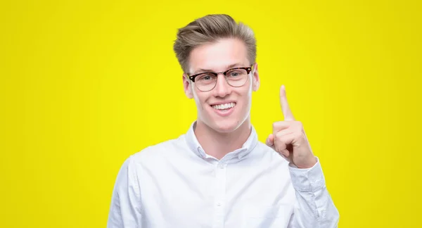 Ung Snygg Blond Man Visar Och Pekar Uppåt Med Finger — Stockfoto