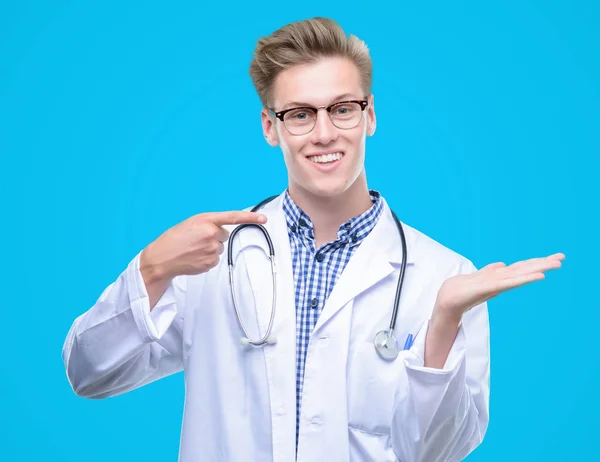 Jovem Médico Louro Bonito Muito Feliz Apontando Com Mão Dedo — Fotografia de Stock