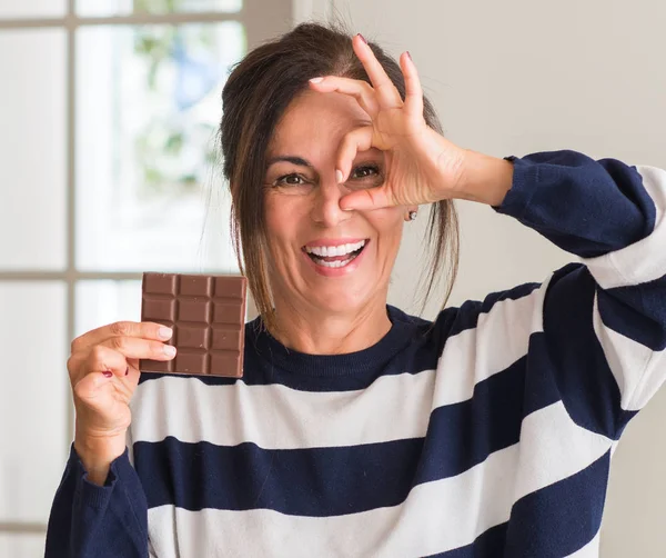 Frau Mittleren Alters Isst Schokoriegel Mit Glücklichem Gesicht Lächelnd Tut — Stockfoto