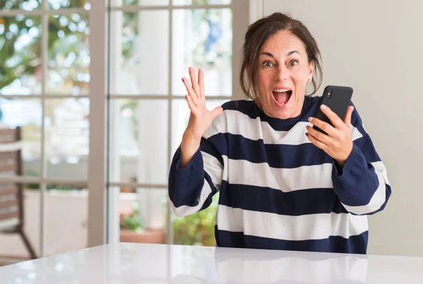 Mujer Mediana Edad Usando Teléfono Inteligente Muy Feliz Emocionado Expresión — Foto de Stock