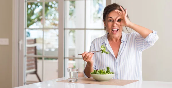 Mulher Meia Idade Comendo Salada Fresca Uma Tigela Casa Com — Fotografia de Stock