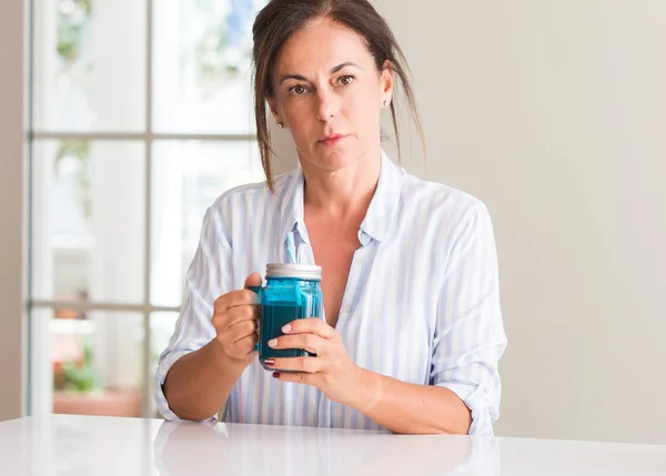 Frau Mittleren Alters Trinkt Milchshake Glas Mit Einem Selbstbewussten Gesichtsausdruck — Stockfoto