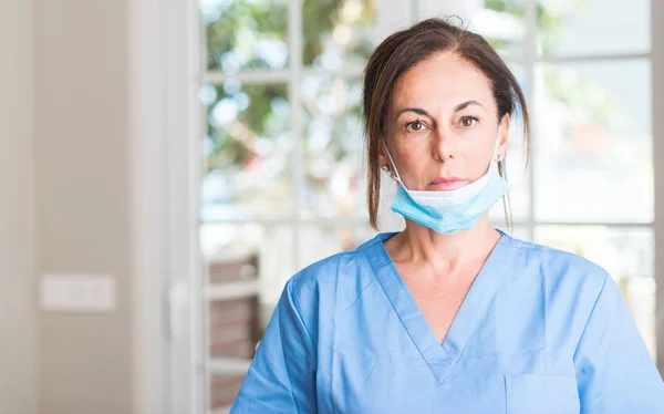 Ärztin Mittleren Alters Mit Selbstbewusstem Gesichtsausdruck Und Ernstem Denken — Stockfoto