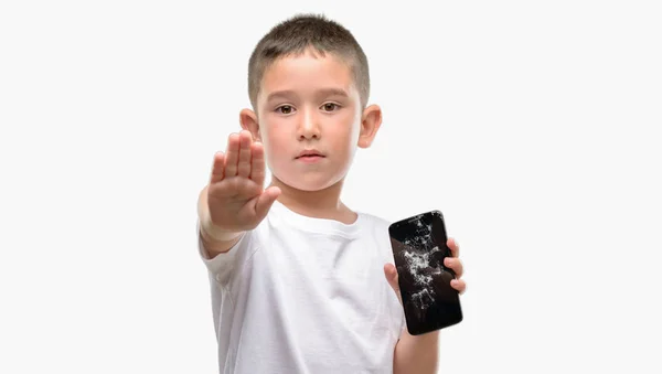 Koyu Saçlı Küçük Çocuk Kırık Smartphone Ile Tutarak Açık Dur — Stok fotoğraf