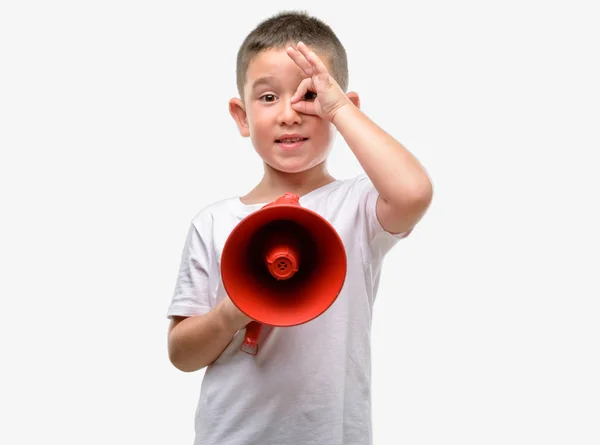 Criança Cabelos Escuros Segurando Megafone Com Rosto Feliz Sorrindo Fazendo — Fotografia de Stock