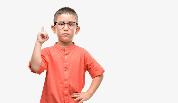 Dunkelhaariges Kleines Kind Mit Brille Überrascht Mit Einer Idee Oder — Stockfoto