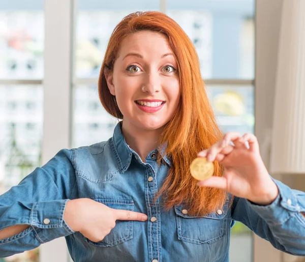 Redhead Woman Holding Bitcoin Cryptocurrency Home Surprise Face Pointing Finger — Stock Photo, Image