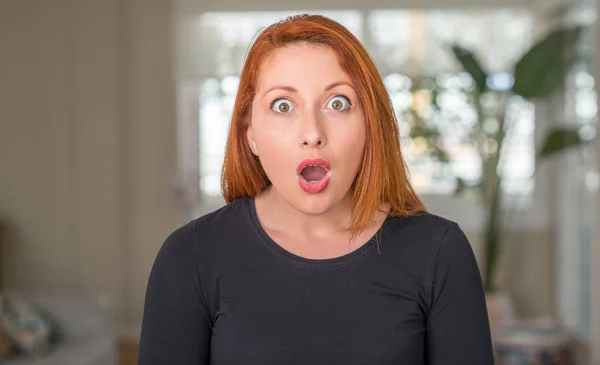 Kızıl Saçlı Kadın Evde Korkuyor Şok Sürpriz Yüz Korkuyor Heyecanlı — Stok fotoğraf