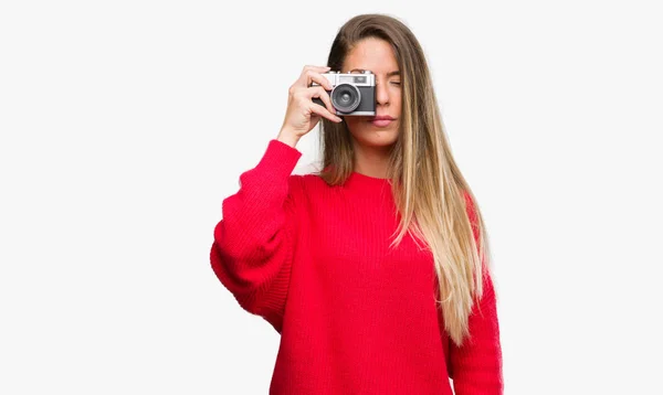 Mulher Bonita Segurando Câmera Vintage Com Uma Expressão Confiante Rosto — Fotografia de Stock