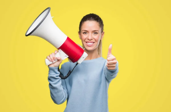 Mulher Bonita Segurando Megafone Feliz Com Grande Sorriso Fazendo Sinal — Fotografia de Stock