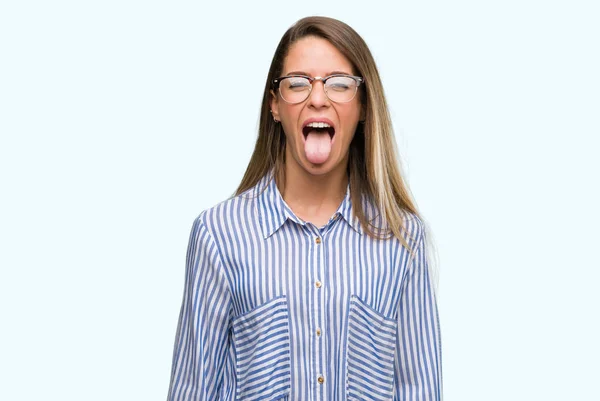 Bella Giovane Donna Che Indossa Camicia Elegante Occhiali Attaccare Lingua — Foto Stock