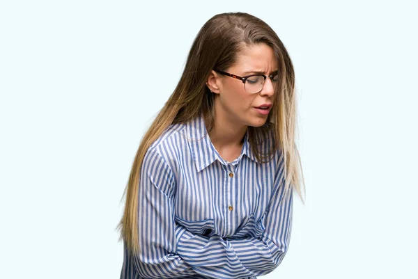 Vacker Ung Kvinna Som Bär Elegant Skjorta Och Glasögon Med — Stockfoto