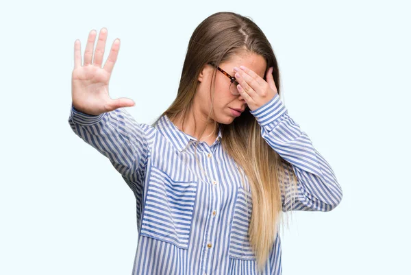 Hermosa Mujer Joven Con Camisa Elegante Gafas Que Cubren Los — Foto de Stock