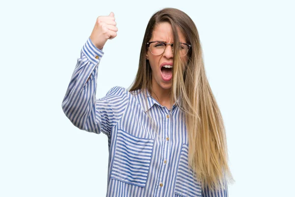 Mulher Bonita Vestindo Camisa Elegante Óculos Com Raiva Louco Levantando — Fotografia de Stock