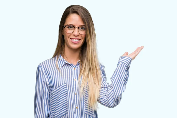 Mooie Jonge Vrouw Dragen Elegant Shirt Glazen Lacht Vrolijk Presenteren — Stockfoto