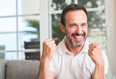 Duygu tezahürat gurur çığlık ve zafer ve başarı çok heyecanlı, kutluyor yakışıklı orta yaş erkek