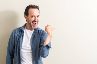 Komuta sizde el ve parmak ile yukarı dönük mutlu yüz gülümseyen ile