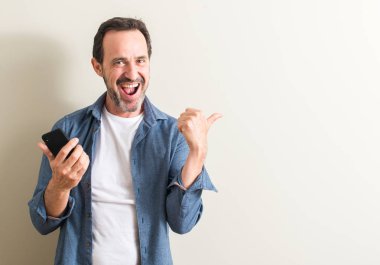 Komuta sizde el ve parmak ile yukarı dönük mutlu yüz gülümseyen ile smartphone kullanarak