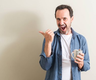 Komuta sizde el ve parmak ile yukarı dönük mutlu yüz gülümseyen ile bir kupa kahve içme