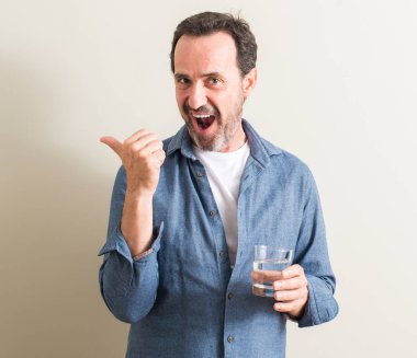 Komuta sizde içme suyu el ve parmak ile yukarı dönük mutlu yüz gülümseyen ile bir cam