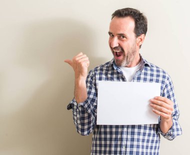 Komuta sizde boş kağıt sayfası el ve parmak ile yukarı dönük mutlu yüz gülümseyen ile tutarak