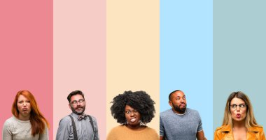 Serin grup insanlar, kadın ve adam komik surat dalga yapma