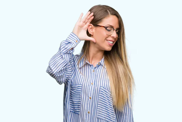 Hermosa Mujer Joven Con Camisa Elegante Gafas Sonriendo Con Mano — Foto de Stock