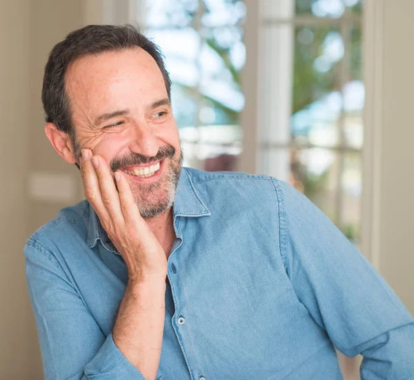 Bonito Homem Meia Idade Com Rosto Feliz Sorrindo Com Sorriso — Fotografia de Stock