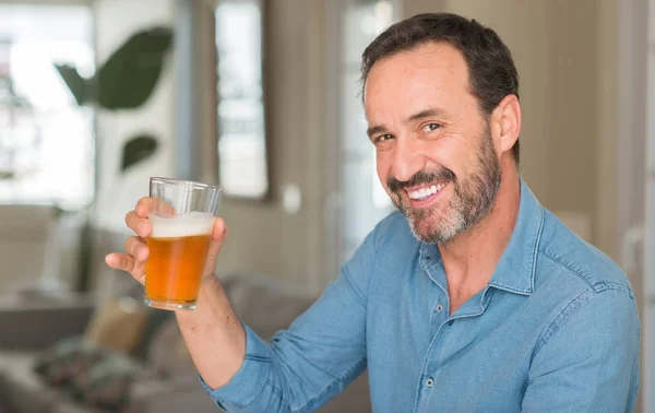 Hombre Mediana Edad Bebiendo Cerveza Con Una Cara Feliz Pie — Foto de Stock