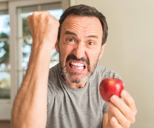 Mann Mittleren Alters Isst Gesunden Roten Apfel Genervt Und Frustriert — Stockfoto