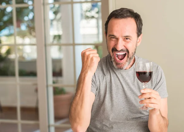 Średnim Wieku Człowiek Picia Wina Krzyczy Dumny Świętuje Zwycięstwo Sukces — Zdjęcie stockowe
