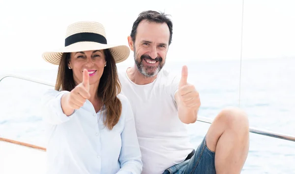 Casal Meia Idade Viajando Veleiro Feliz Com Grande Sorriso Fazendo — Fotografia de Stock