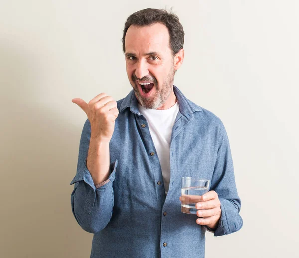 Komuta sizde içme suyu el ve parmak ile yukarı dönük mutlu yüz gülümseyen ile bir cam