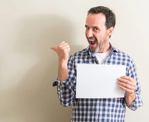 Komuta sizde boş kağıt sayfası el ve parmak ile yukarı dönük mutlu yüz gülümseyen ile tutarak