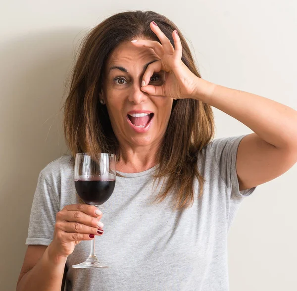 Mujer Mediana Edad Bebiendo Vino Tinto Una Copa Con Cara —  Fotos de Stock