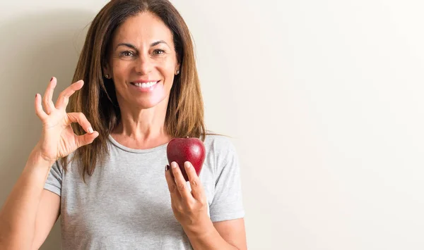 Medelålders Kvinna Som Håller Ett Grönt Äpple Gör Tecken Med — Stockfoto