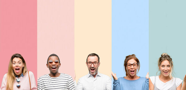 Смешанная группа людей, женщин и мужчин счастлива и удивлена приветствием, выражающим вау-жест
