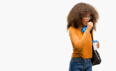 Afrika kökenli Amerikalı öğrenci kadın hasta ve öksürük, acı astım veya bronşit, tıp kavramı