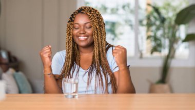 Afrikalı-Amerikalı kadın içme suyu gurur çığlık ve zafer ve başarı çok heyecanlı, duygu tezahürat kutluyor