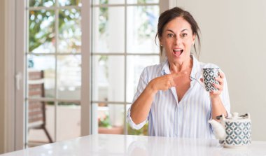 Bir fincan çay ya da kahve el ve parmak ile işaret çok mutlu içme orta yaşlı kadın