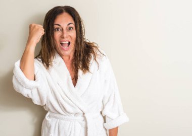 Güzel orta yaş kadın, ıslak saç bir havlu giyen rahatsız ve boşa çıkarmak ile öfke, çılgın da yükseltilmiş el ile bağırmaya kavramı öfke