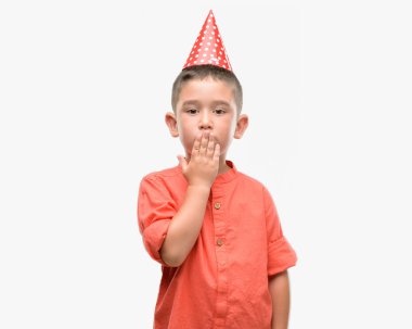 Hata, korku, sessizlik içinde gizli kavramı korkmuş ifade için utanç ile Doğum günü cap kapak ağız el ile giyen koyu saçlı küçük çocuk şok