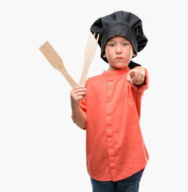 Koyu saçlı küçük çocuk giyen Şef kamera ve size parmak ile işaret tek tip, el işareti, pozitif ve kendinden emin bir jest ön