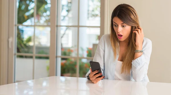 Ung Kvinna Som Håller Smartphone Förvånad Panik Och Uppröra Känslor — Stockfoto