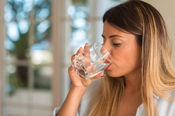 美しい若い女性の家庭での水のガラスを飲みます ライフ スタイルのコンセプト — ストック写真