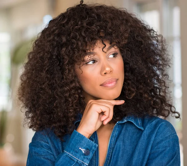 Afrikalı-Amerikalı kadın ciddi yüz düşünme hakkında soru, çok karışık bir fikir