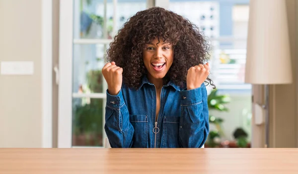 Mujer Afroamericana Casa Gritando Orgullosa Celebrando Victoria Éxito Muy Emocionada — Foto de Stock