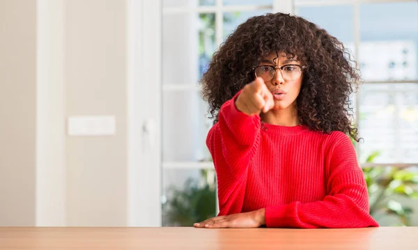 Mujer Afroamericana Con Gafas Apuntando Con Dedo Cámara Signo Mano — Foto de Stock