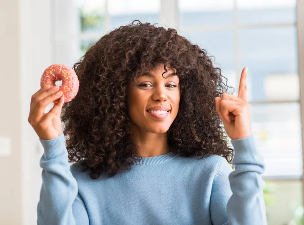 African American Vrouw Met Donut Thuis Verrast Met Een Idee — Stockfoto